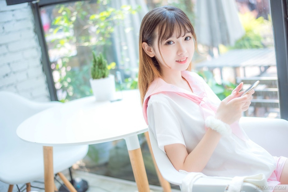 “先生上座。”默契达成，接下来的气氛，自然进入到一种友好的氛围之中。